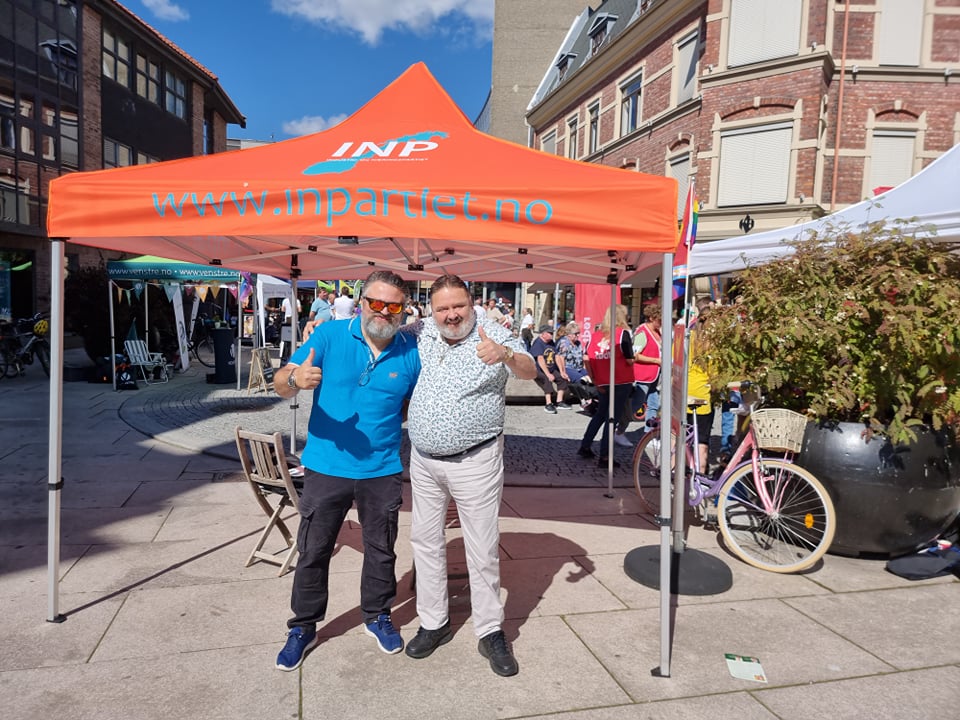 Meg til høyre, med min gode venn, og lokallagsleder i Ås. Kommunestyremedlem i Ås kommunestyret. Stand i Fredrikstad 2021